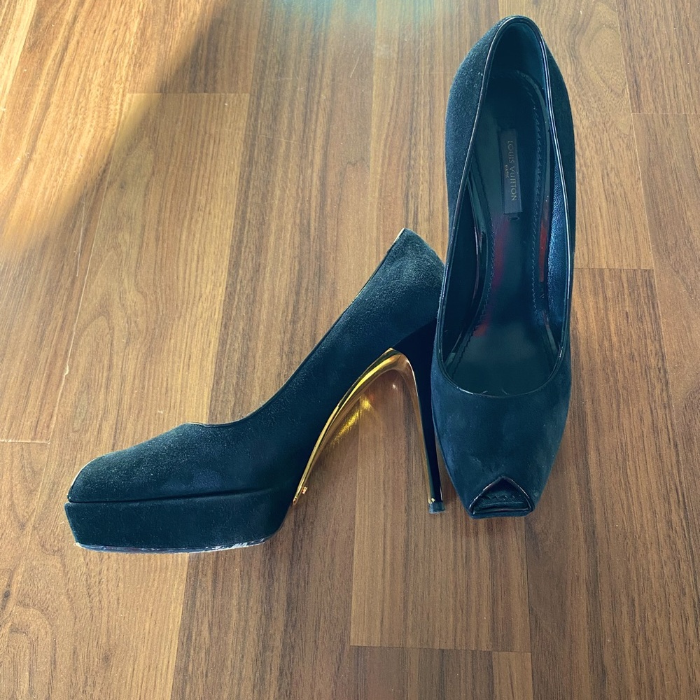 Louis Vuitton black suede open toe platform feels size 38.5